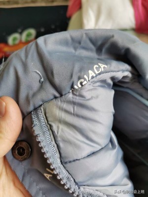 夏天白衣服有油渍怎么办,衣服的油渍干了久了有印怎么洗掉