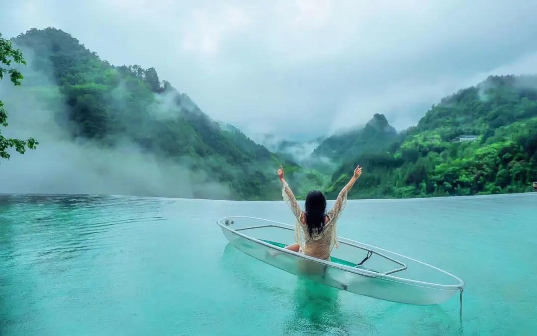 神仙眷侣辞掉高薪工作，爆改废弃山谷，悬崖高空造无边恒温泡池