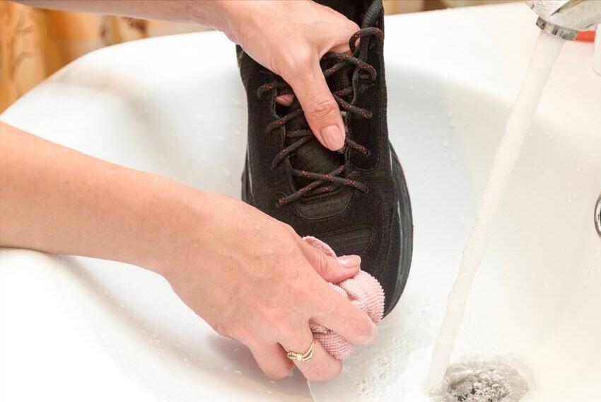 鞋子上的污渍总洗不掉?学会了这3招,从此不去洗鞋店花冤枉钱