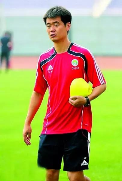 李霄鹏履新国足主帅,李霄鹏出任中国主教练