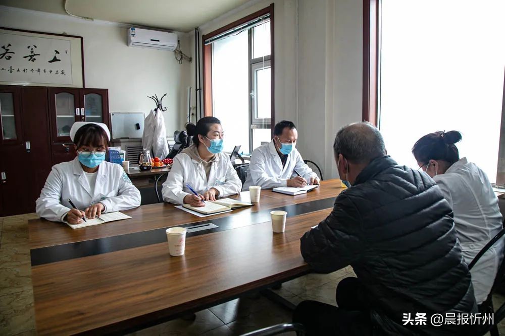 为抗疫一线医护人员送去关爱,为一线防疫人员免费治疗