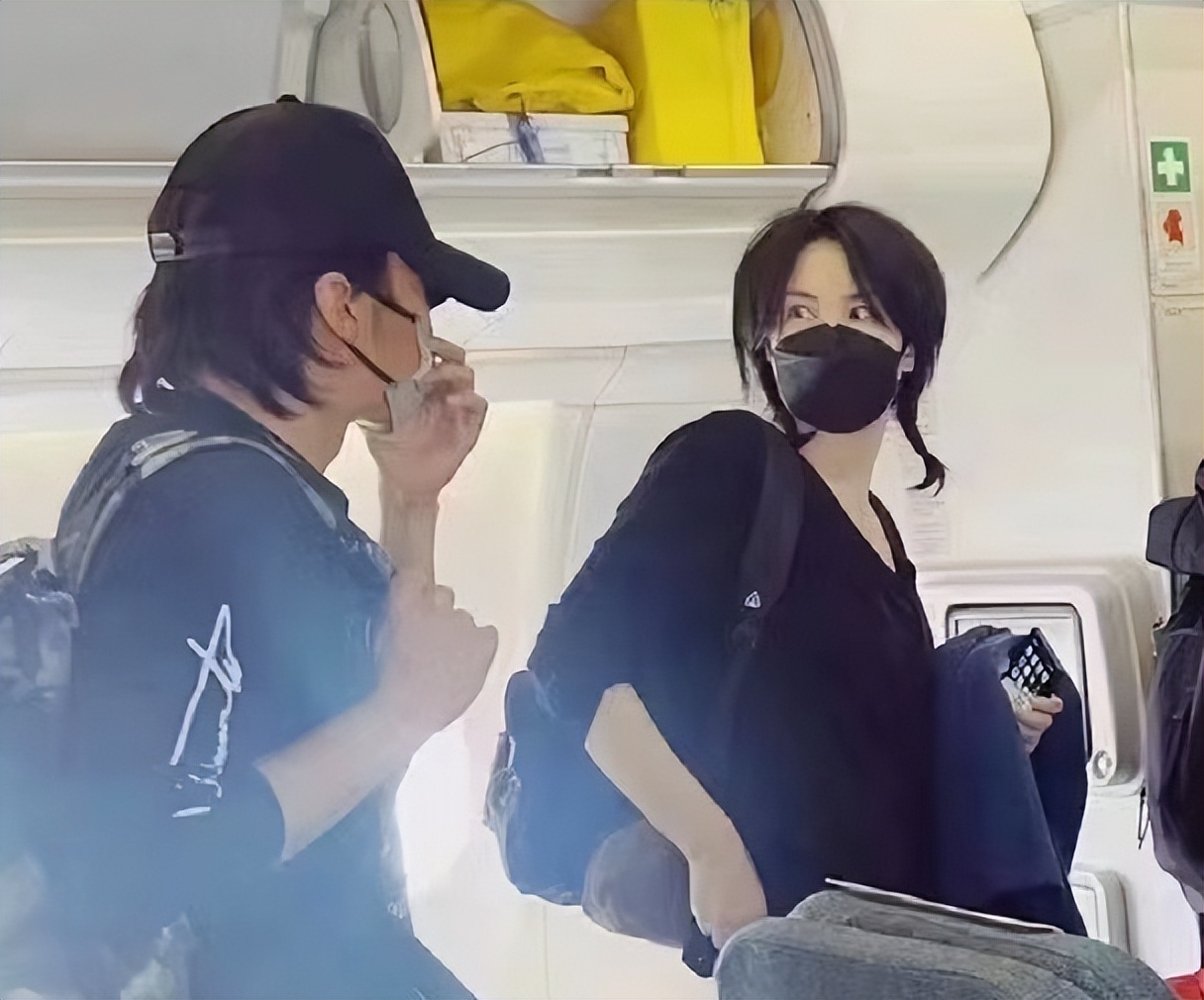 谢霆锋王菲机场合照,王菲谢霆锋经济舱