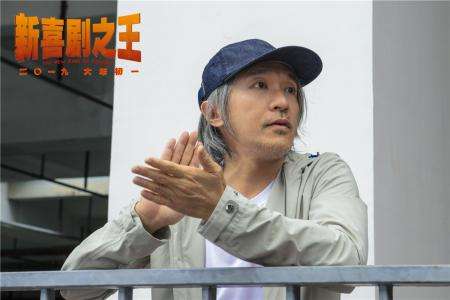 周星驰：站在神坛上看江湖，从星仔到星爷，他还是那个“死龙套”