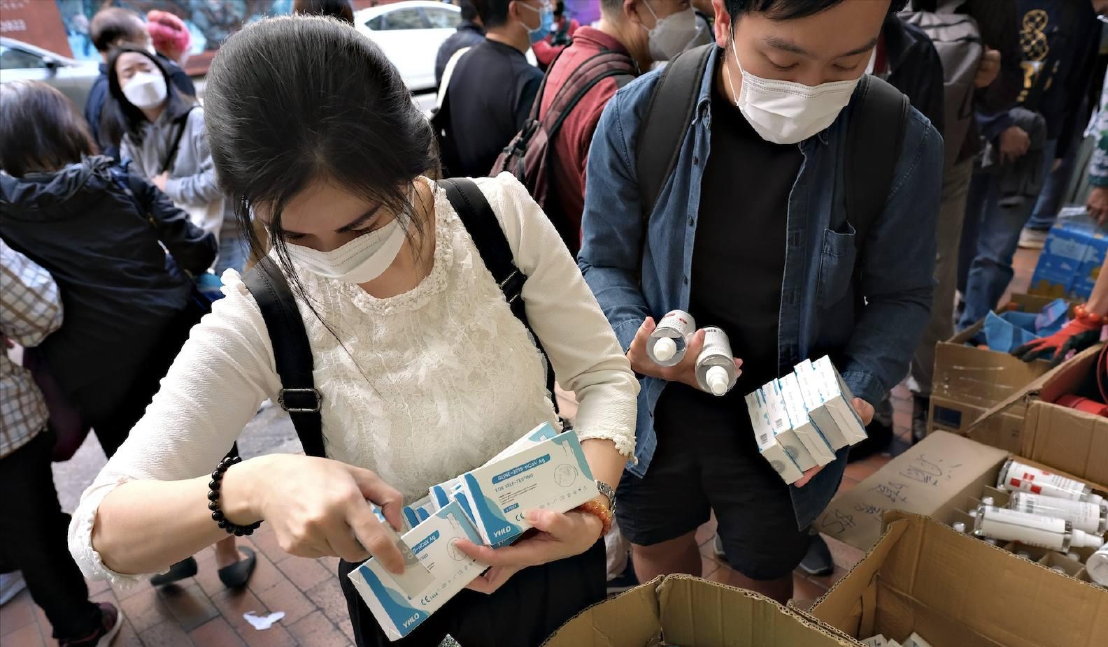 香港药店卖断货港人抢购药品寄回内地网友点赞同心抗疫