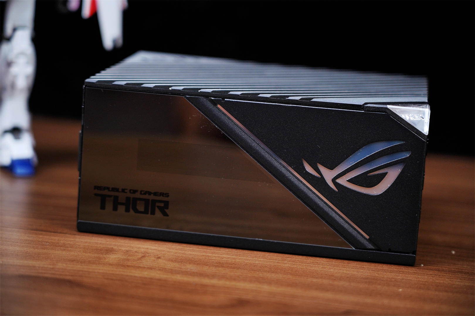 万事俱备，只等40系显卡上市，ROGTHOR1000PLATINUMII电源分享