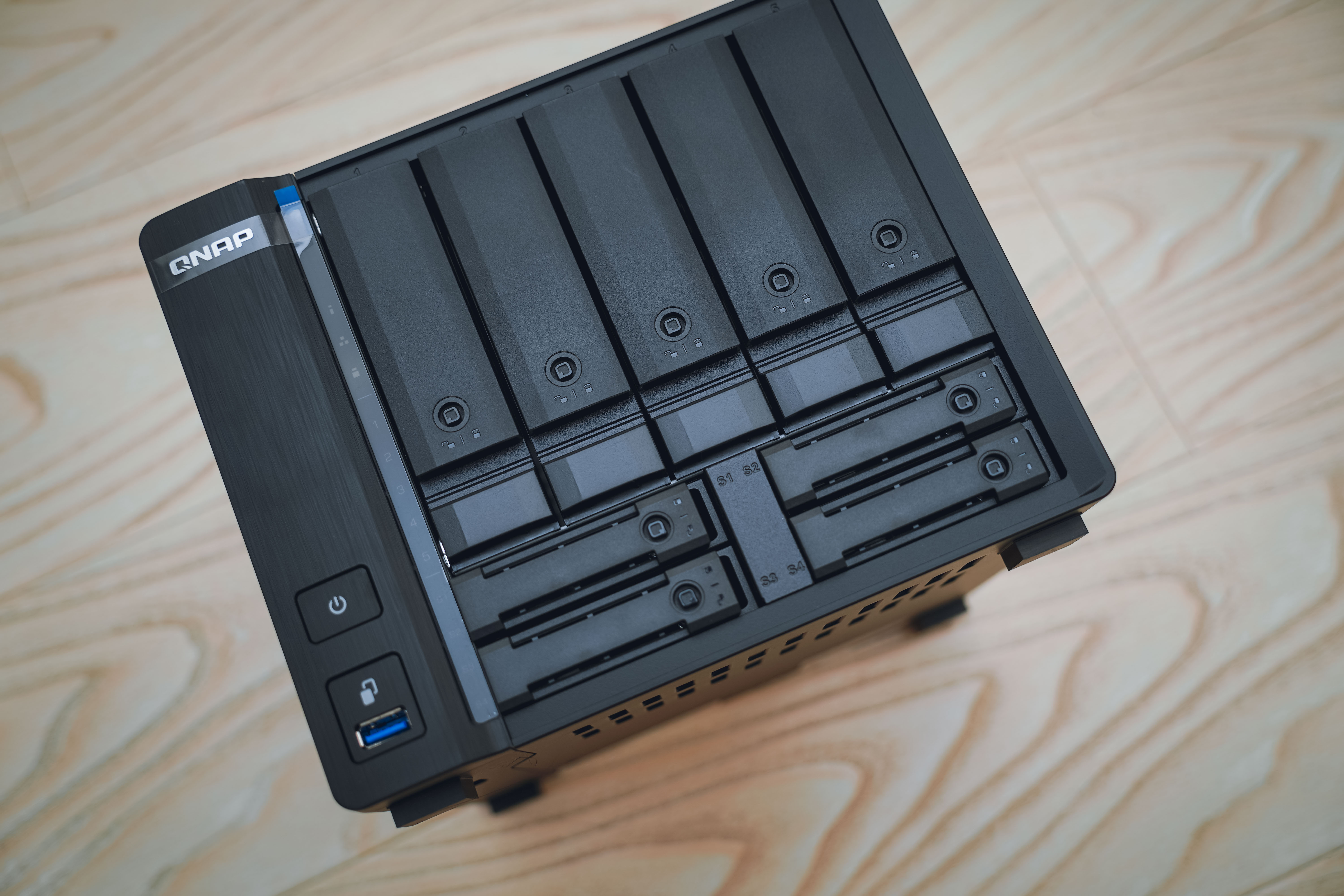 历史低价买到九盘位万兆NAS机皇：威联通TS-H973AX