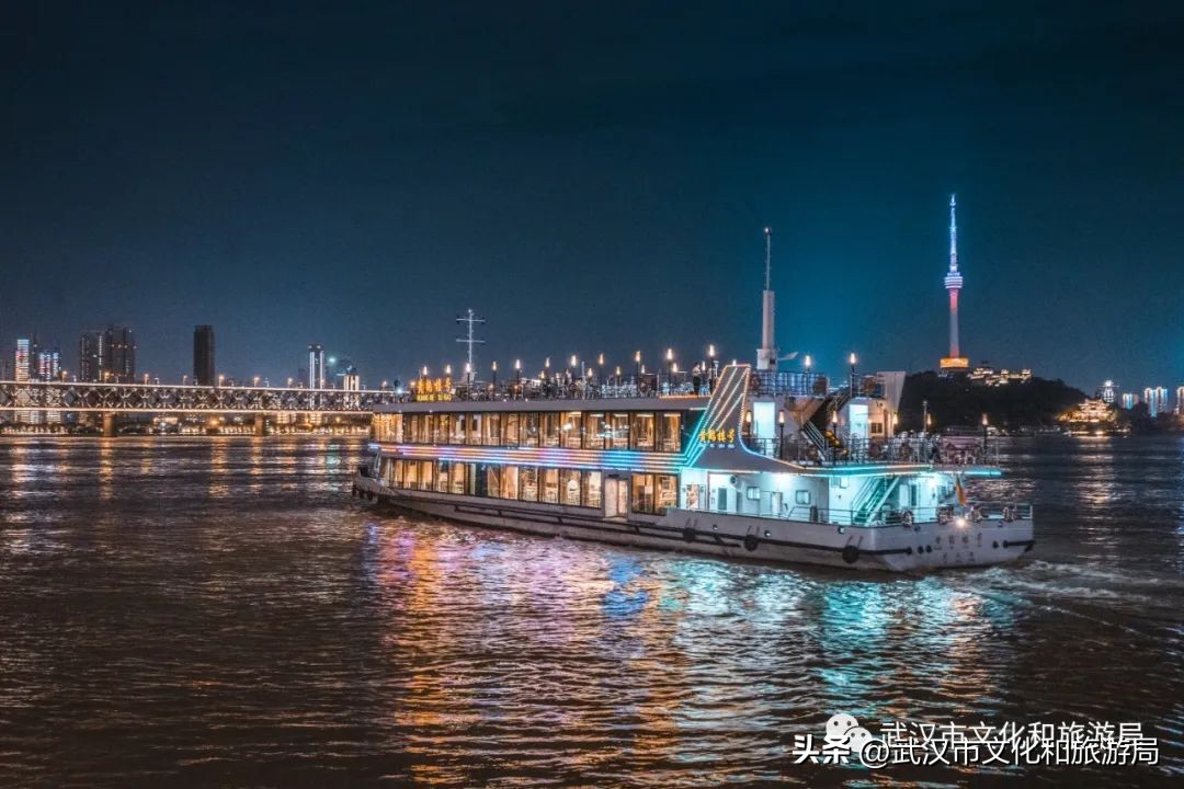 武汉人在江边,一个人在武汉江边