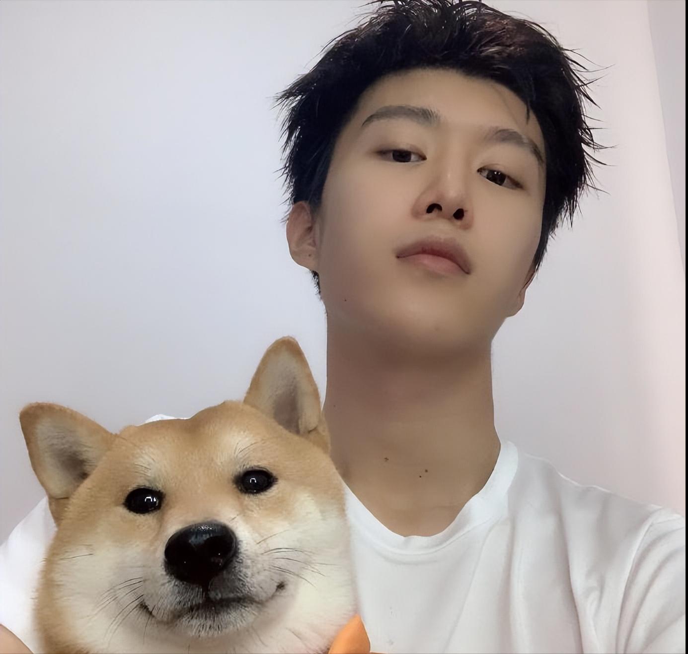 关晓彤养过哪些宠物,关晓彤在家逗狗