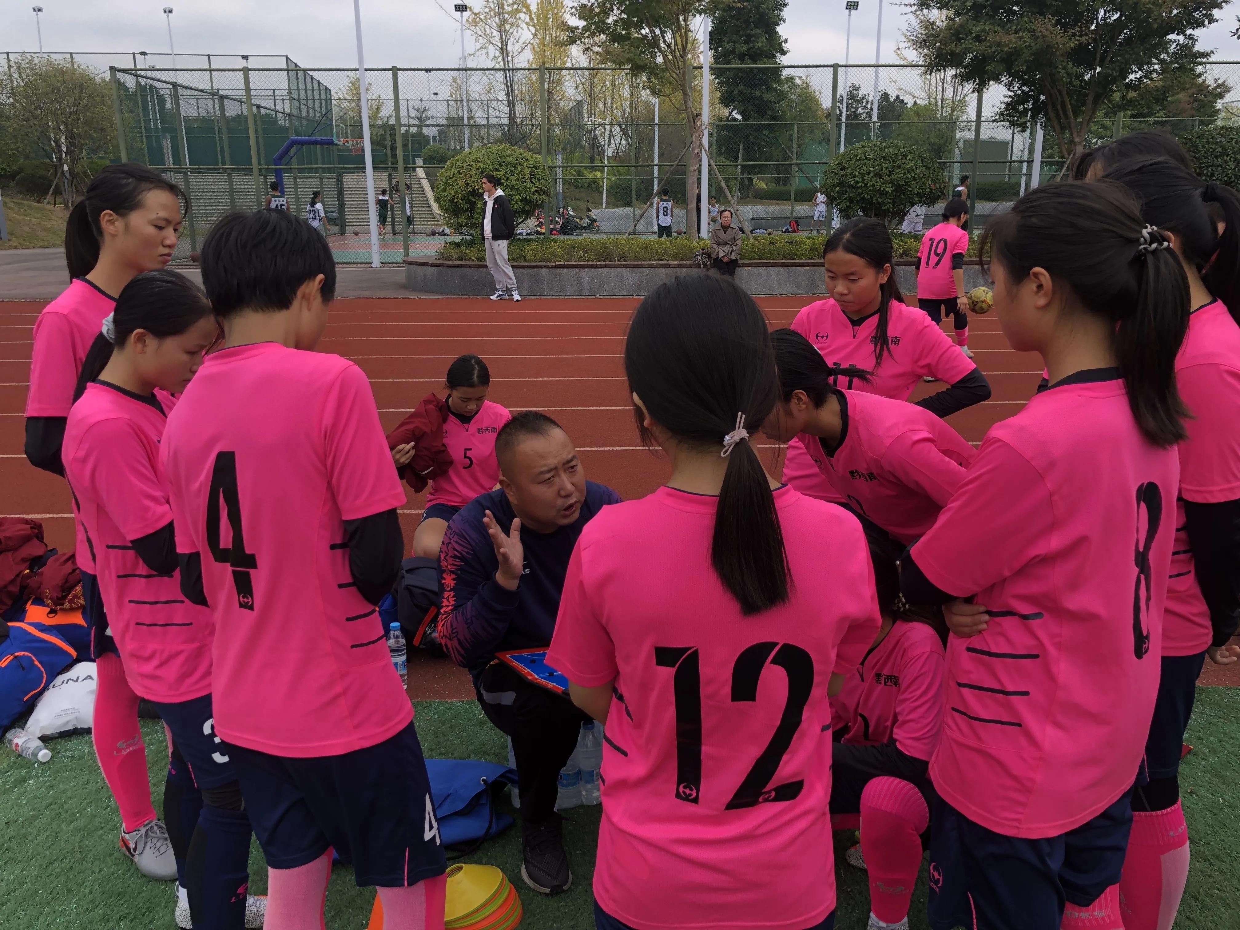 北京踢足球老师,北京来的老师给乡下学生讲课