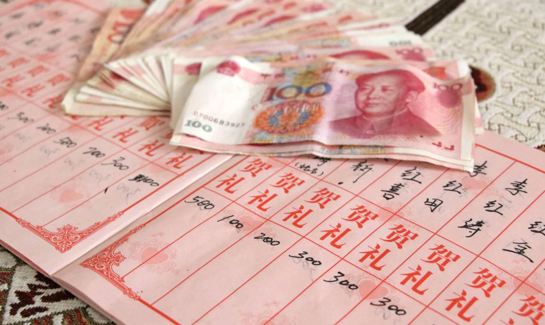 男子参加朋友婚礼随礼,男子给新婚朋友随礼20万