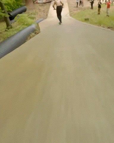 姑娘下次自拍的时候整理一下房间吧，你的秘密都被大家发现啦