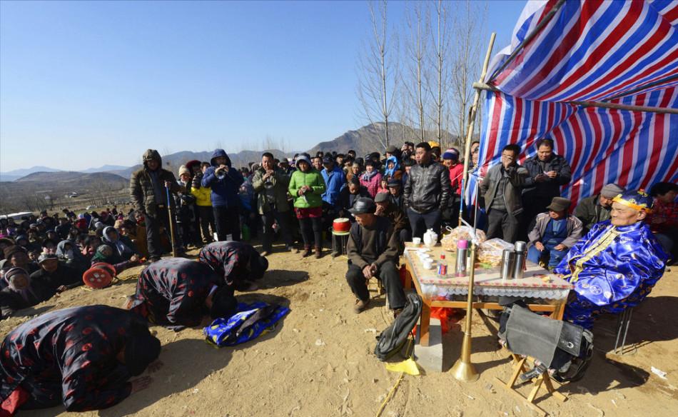 山东66岁老人自办活人出殡,山东省一位66岁老人办活人葬礼