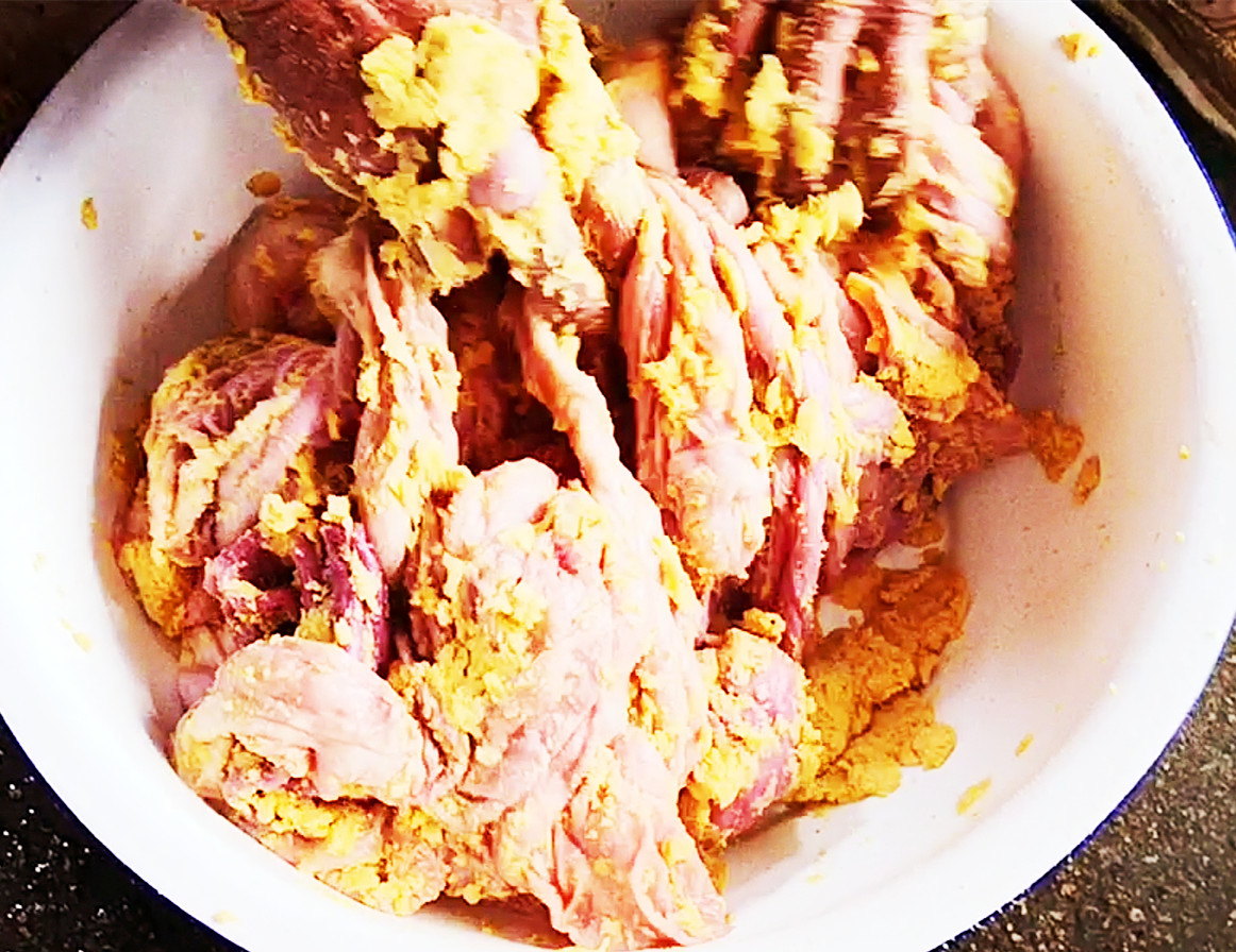 下雨天，朋友买来一套猪下货，鲜香美味，都是硬货，朋友们吃美了