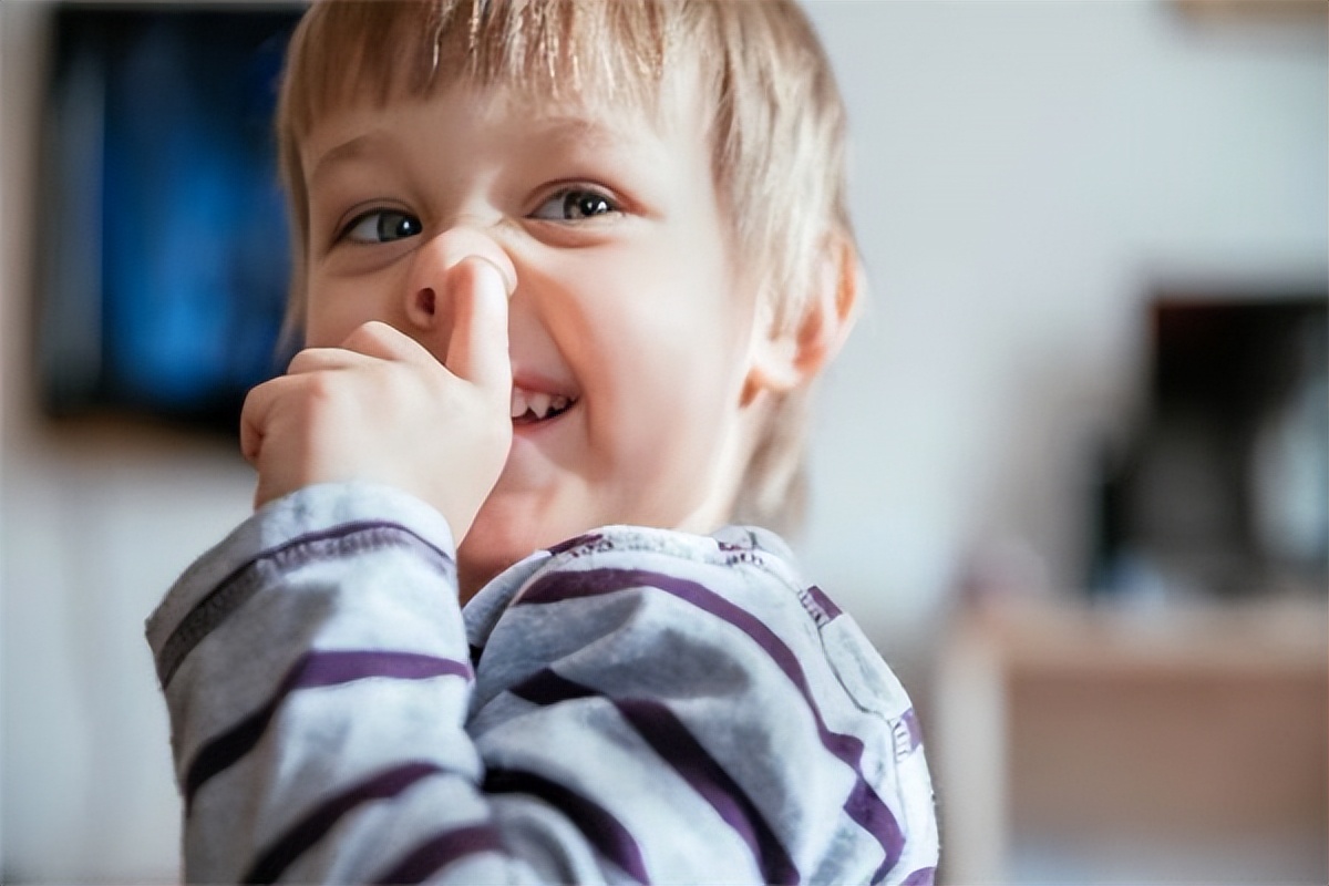 “邋遢鬼，吃鼻屎”，孩子的“怪癖”背后，藏着三个原因