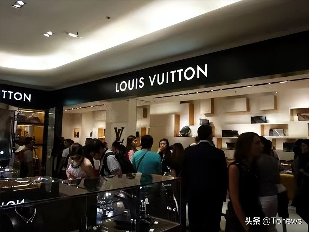 当你年薪五万的时候买lv都很正常,年薪300万算高吗