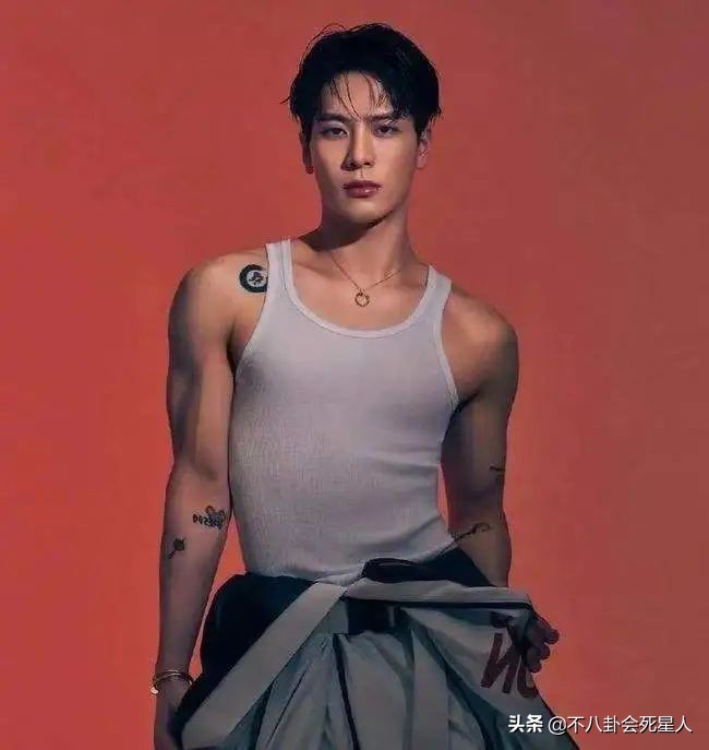 健身有效和健身无效的男演员,男明星无器械健身