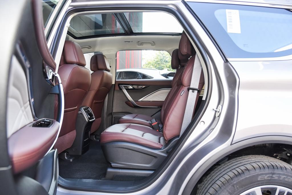 实拍2022款吉利嘉际,搭载1.8T+7DCT动力,六座布局,值得选吗?