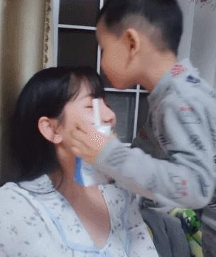 女孩去纹身结果喜欢上了纹身师,陪老婆去纹身