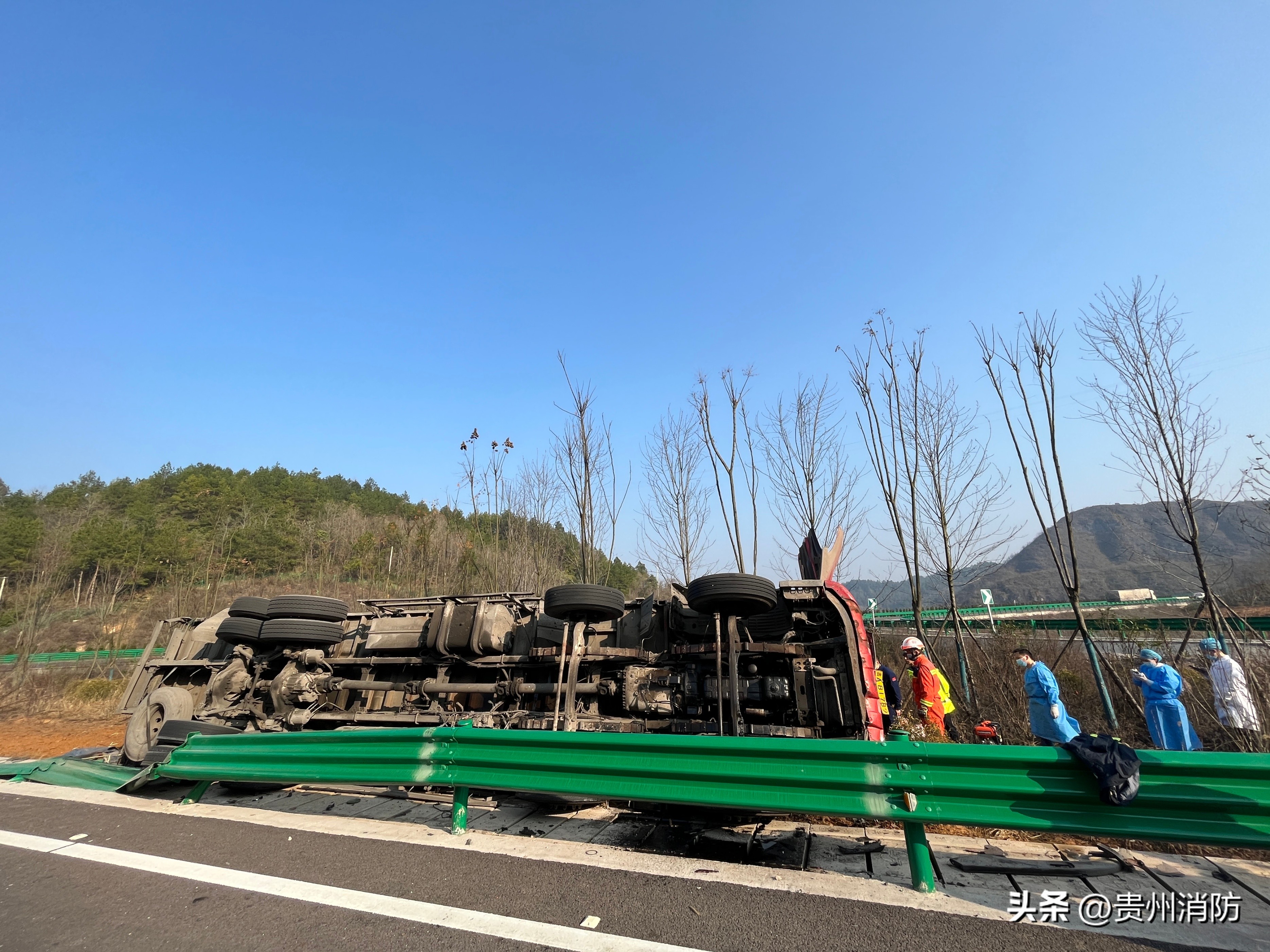 一大货车侧翻压扁轿车司机被困,货车侧翻驾驶员被困消防员救援