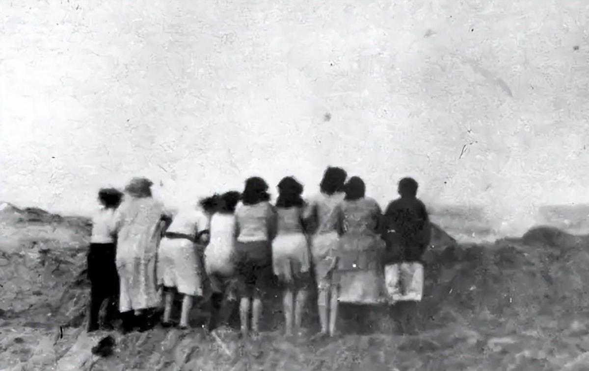 变态的纳粹德国，*光脱**犹太人女人衣服，集体*杀屠**！2