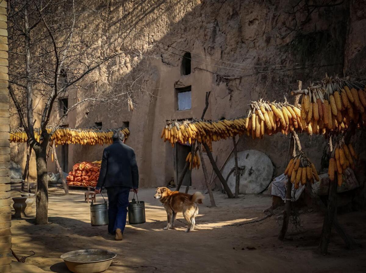 我27岁刚结婚老公不在家,半夜农村公公进到我的房间,帮了我一把