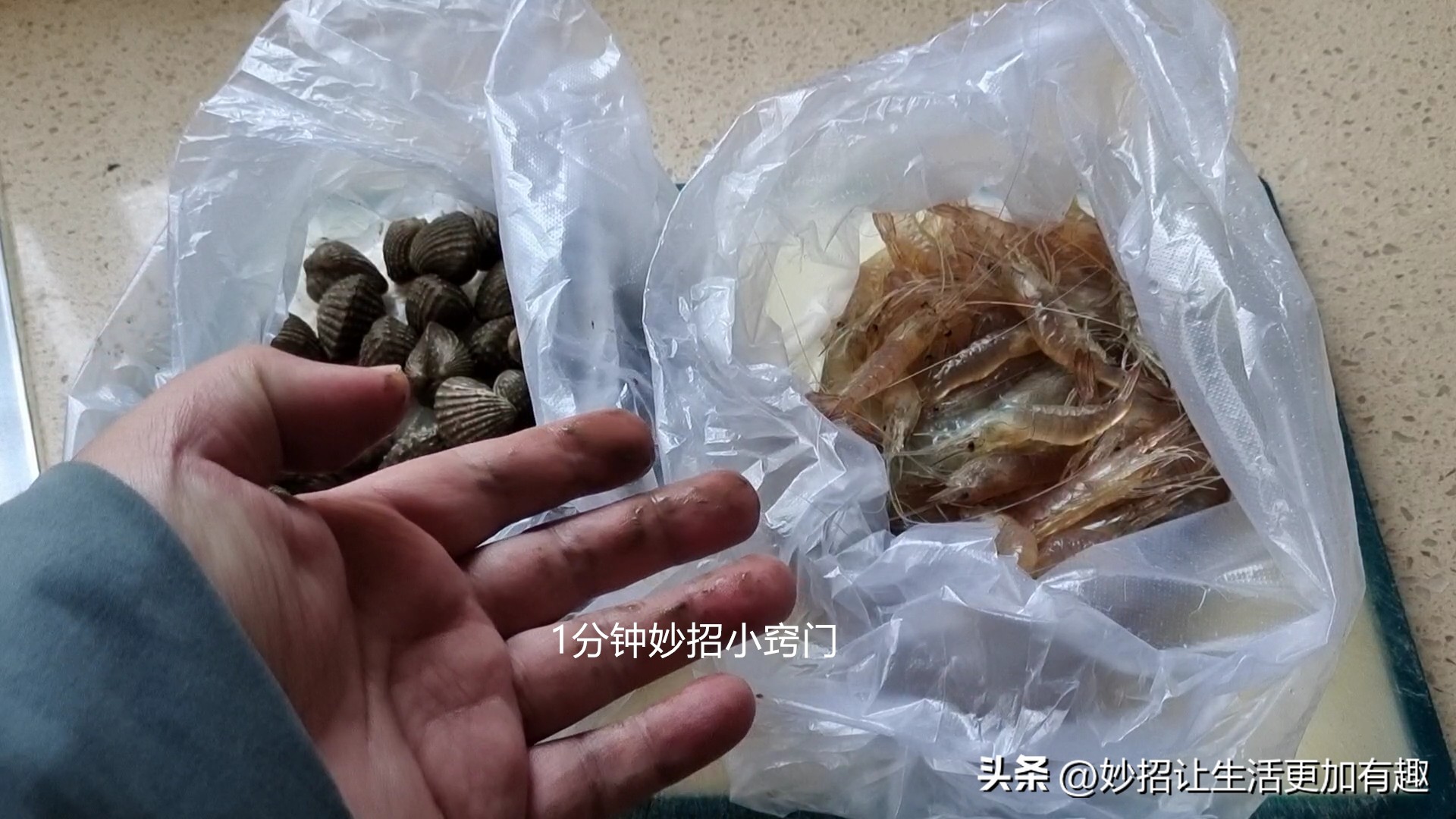 垃圾桶穿钢丝的方法,用丝袜如何固定垃圾桶