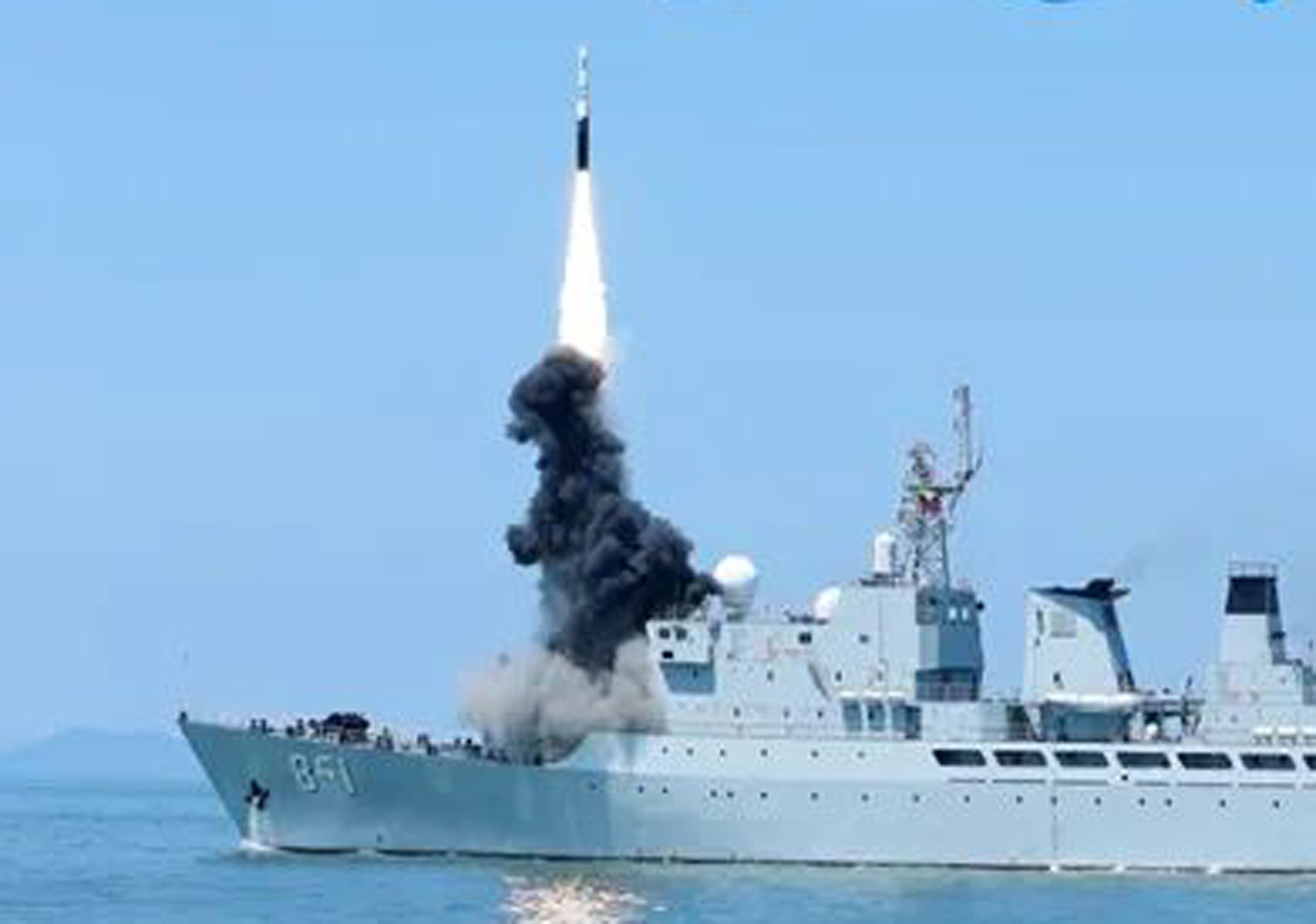 向解放军学习！俄官兵登上052D，在垂发前驻足，笔记本写满要点