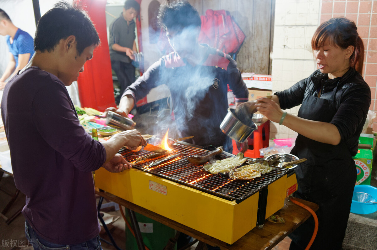 烧烤摊啤酒一瓶可以赚多少钱,烧烤店单手抓啤酒如何赚钱