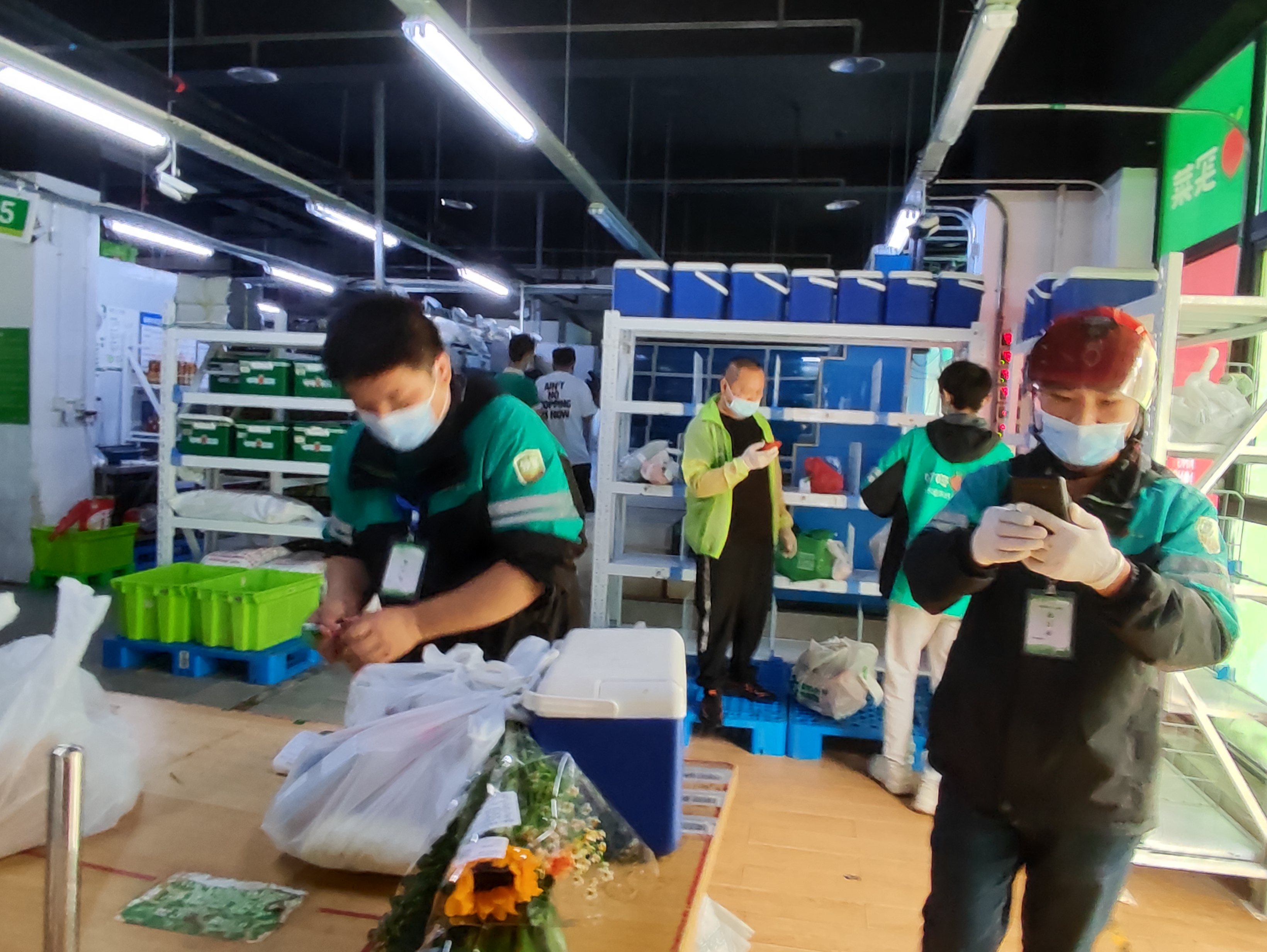 战疫一线外卖骑手,防疫一线送餐员