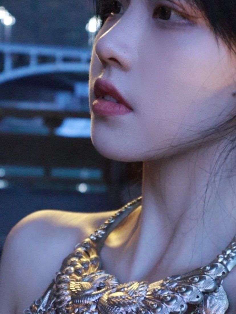 每个男孩子都应该有一个女朋友，如果你没有，那我就是