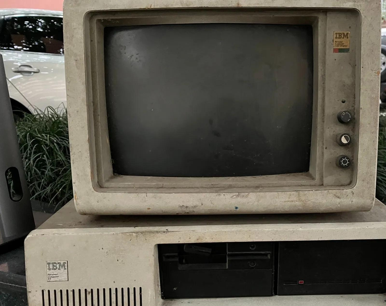 20块钱在富人家里收了一台1982年的电脑当年只有有钱人能用得起