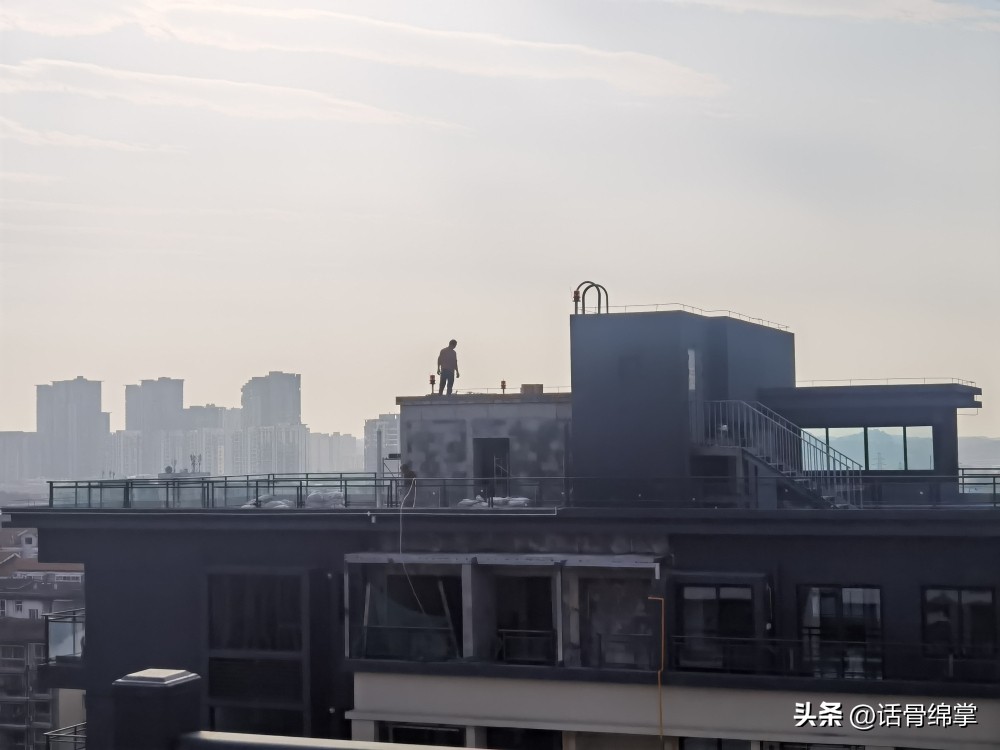 楼顶上加盖房屋,楼顶加盖房主竟如此辩解不能忍