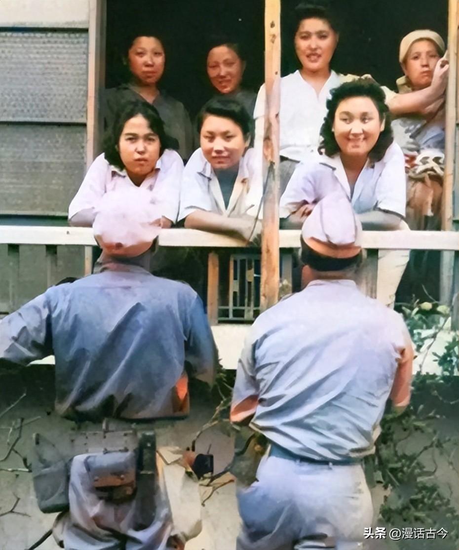 30张罕见晚清照:女子躺炕上欲仙欲死,骑跨在男子头上的洋人女子