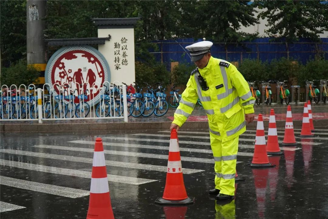太原交警：窗外下着雨，我在守护你