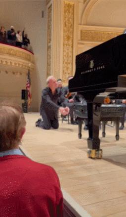 她穿紧身超短裙被骂18禁，手指狂飙4小时后，却让指挥家当场跪拜