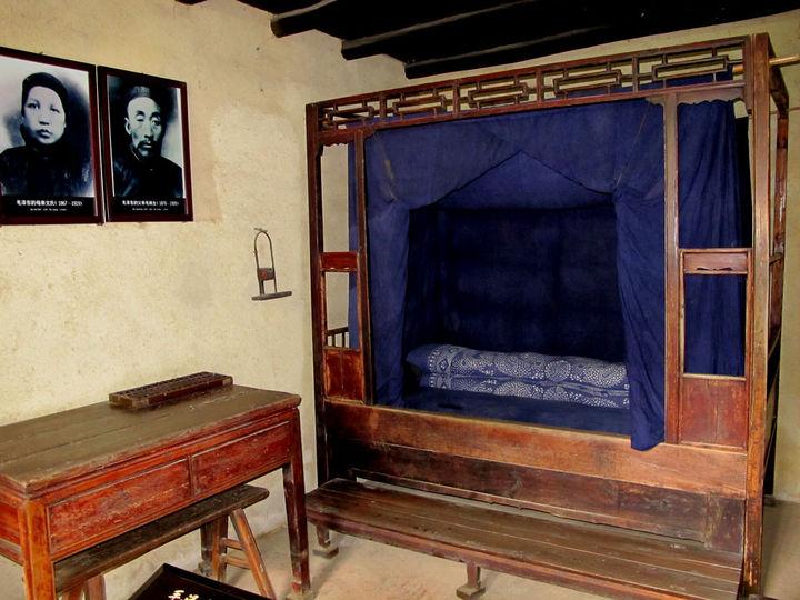 毛主席时隔32年回韶山，看到父母墓地破烂不堪：都不要修，就这样