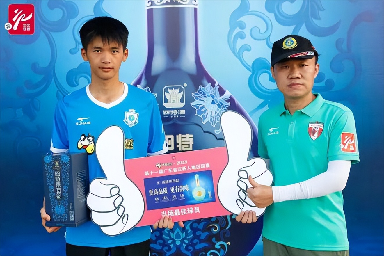 追奔露宿青海月，夺城夜蹋黄河冰。铁衣度碛雨飒飒，战鼓上陇雷凭