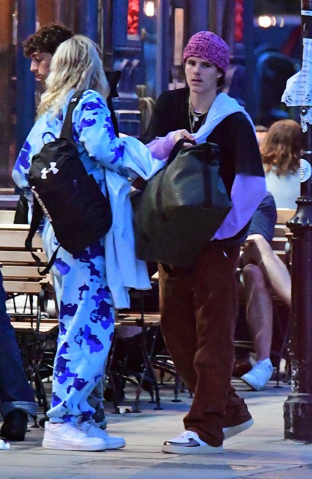 小贝大儿子抱女儿小七最新照片,小贝女儿和小七接吻