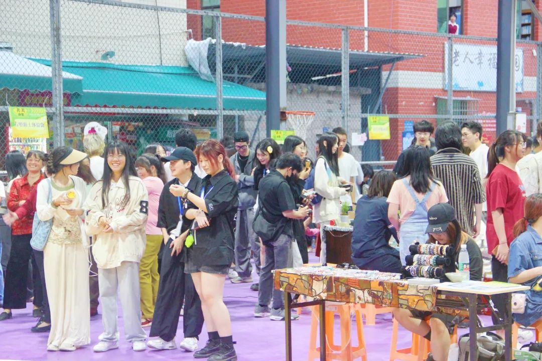 好吃又好玩！大学生和村民一起“摆摊”，现场太热闹......