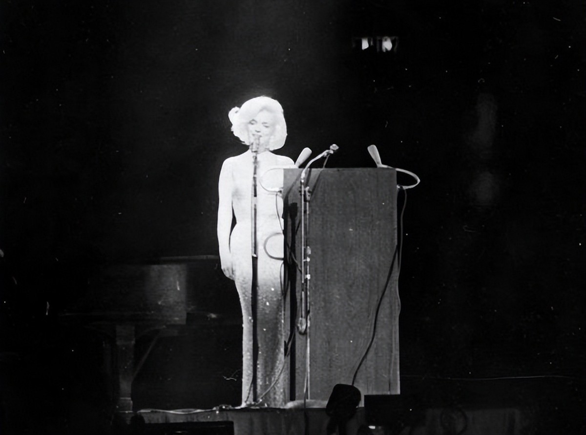 肯尼迪生日宴上梦露穿着,玛丽莲梦露在肯尼迪生日宴会上