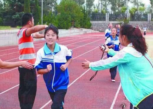 初中女生800米跑步最快训练方法,体育老师跑800米