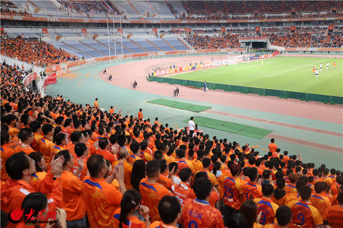 “将军”的呐喊——20年风雨依旧*安泰**小伙一颗“橙心”只为足球