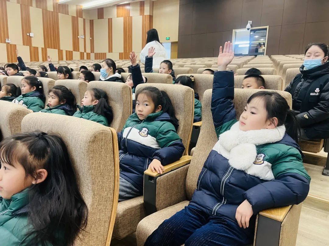 南京大学记者去采访,记者走进学校采访新闻