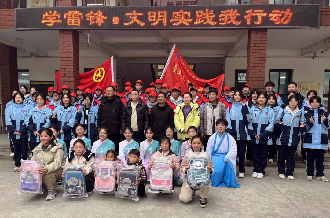 我县开展学雷锋志愿服务月活动,初级中学学雷锋志愿服务简讯