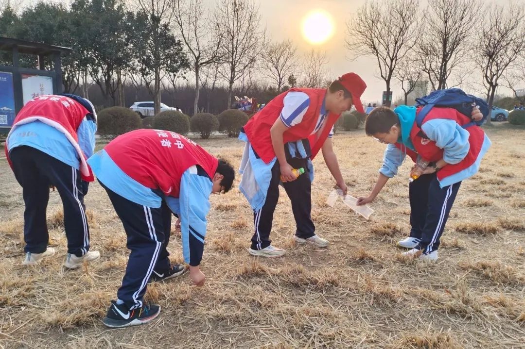我县开展学雷锋志愿服务月活动,初级中学学雷锋志愿服务简讯
