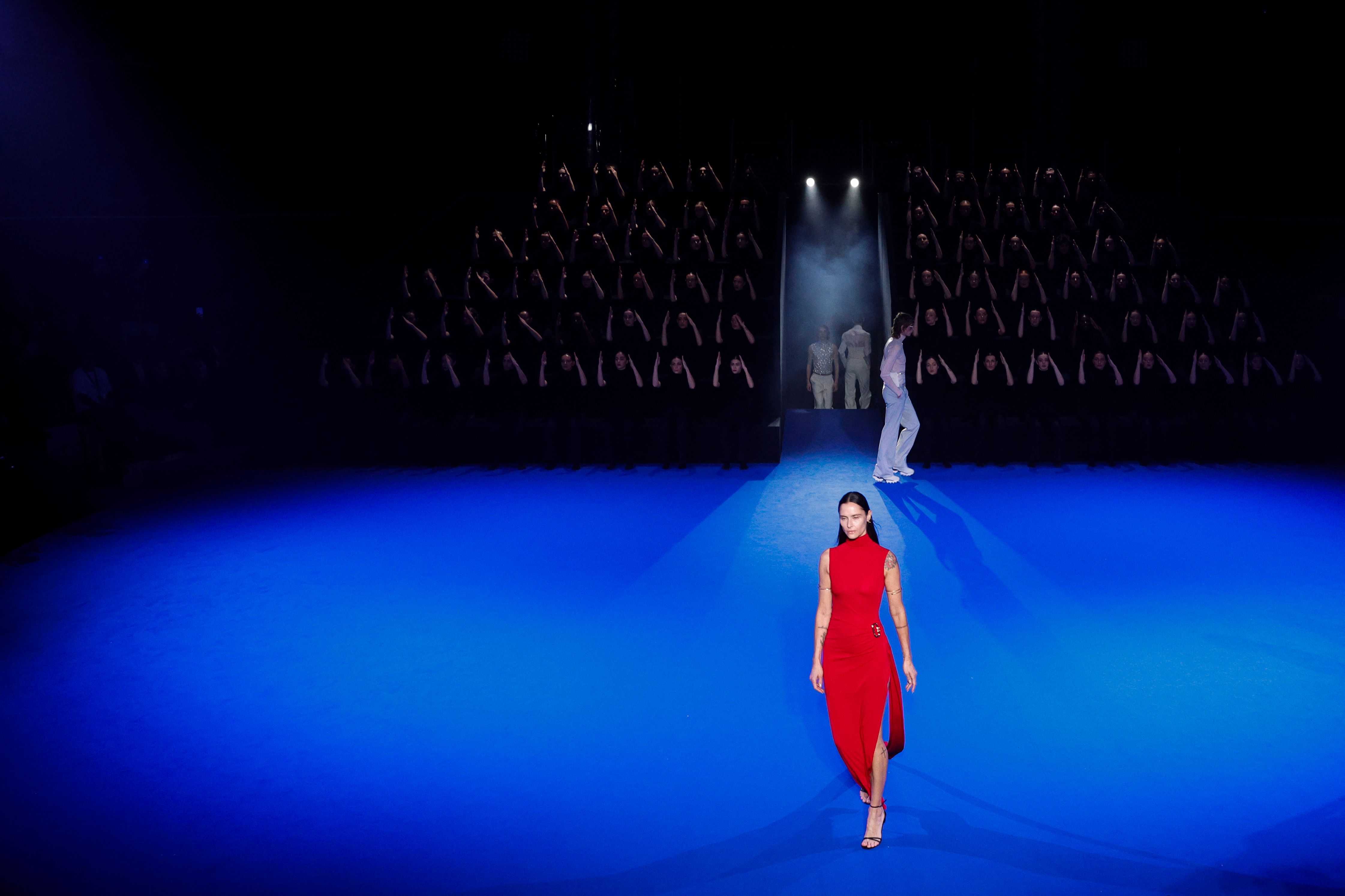 海外时装周2023米兰,巴黎时装周外国人