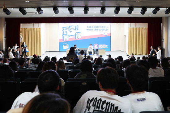 成龙明星人生经历,70岁的成龙回校参加公益活动