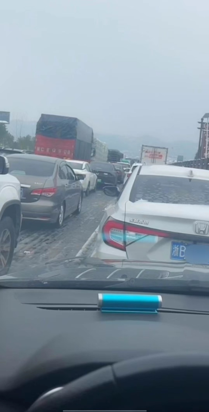 冻雨被困高速,被暴雪困在高速的返乡人