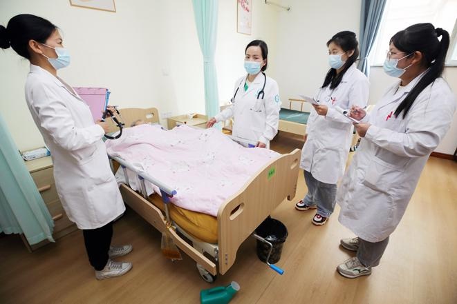 西安市灞桥区十里铺街道综合养老服务中心实现老人养老看病双保障