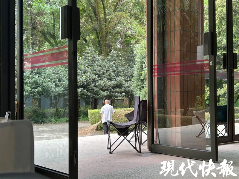 南农大“宝藏”大叔，保存上百张与奋斗学子的合影